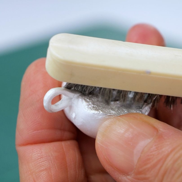 Silberschmuck mit Drahtbürste polieren
